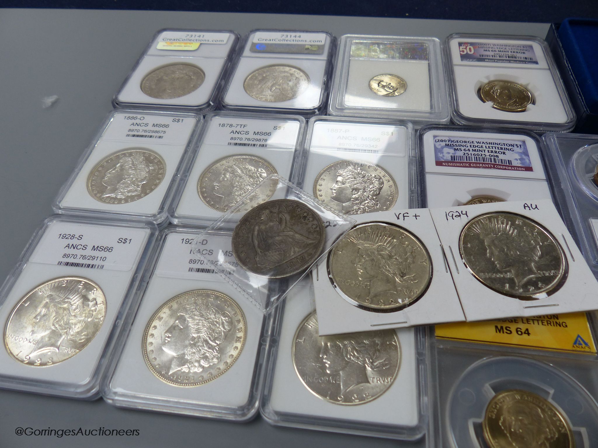 A collection of assorted American coins including modern missing edge lettering and copper tokens